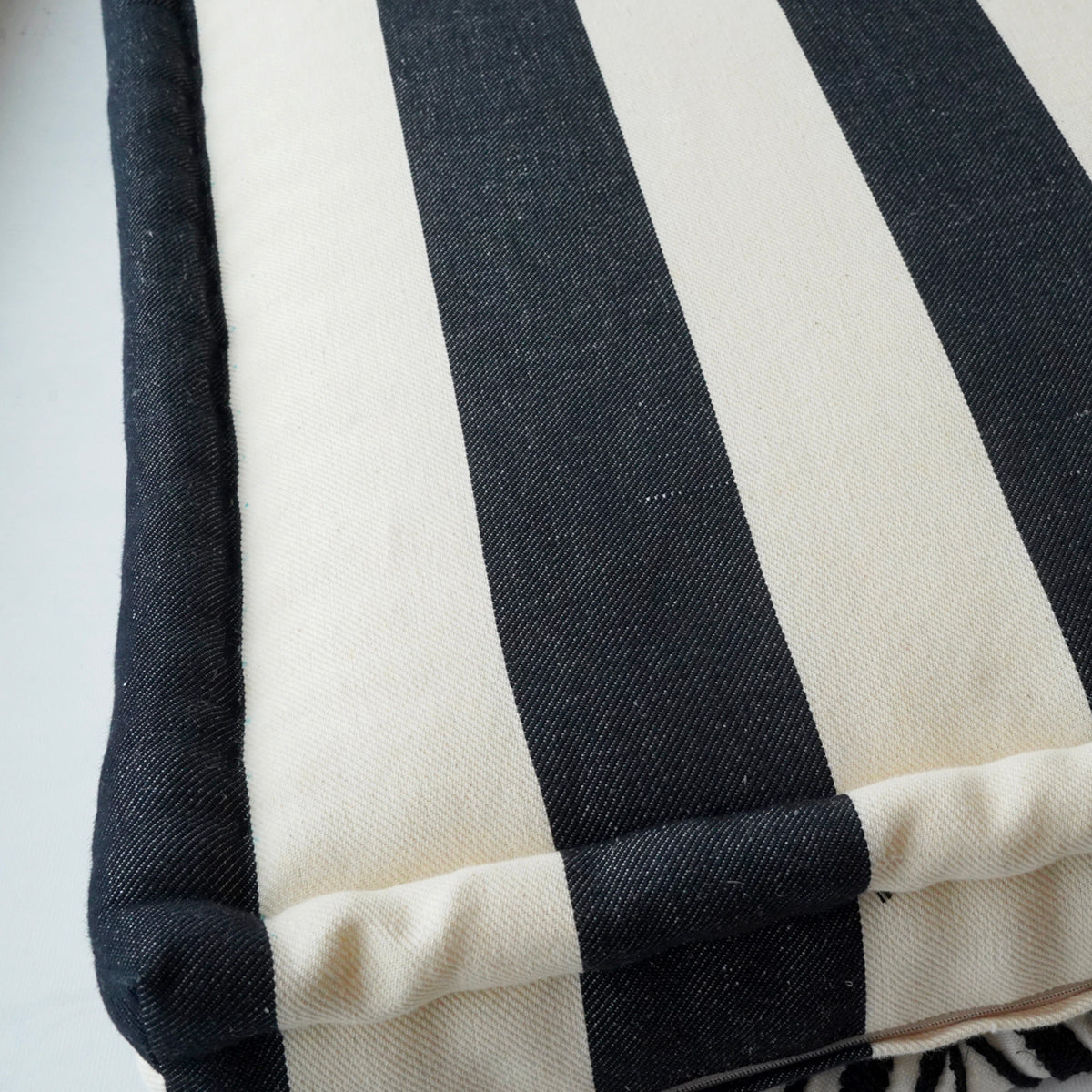 フロアピロー スクエア Thalia Black × Bold Stripe